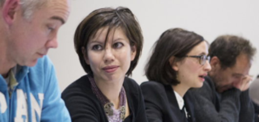 homme et femmes en formations qui discutent