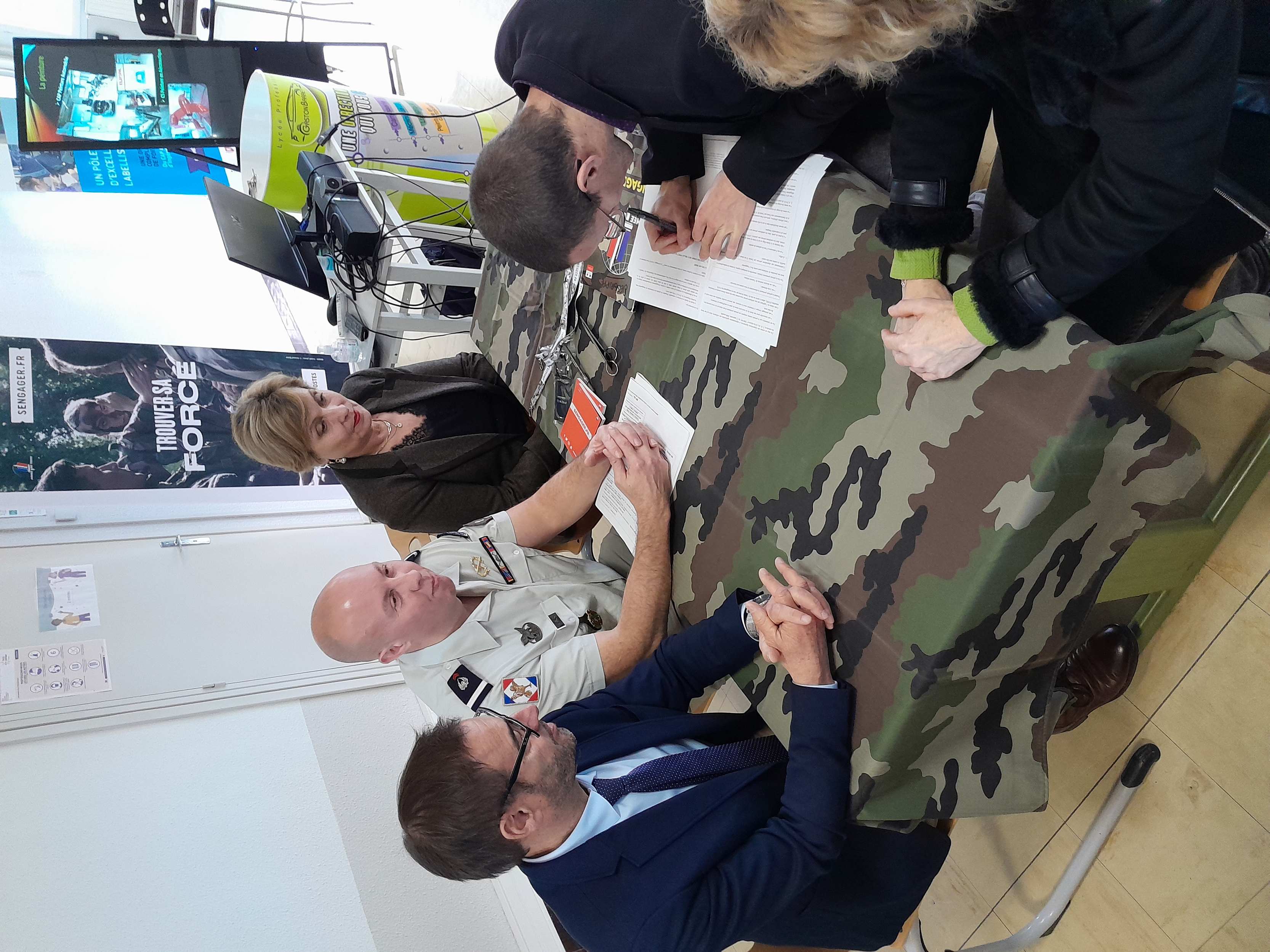 Signature contrat engagement 