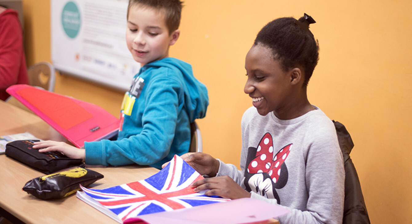 Deux élèves travaillent l'anglais 