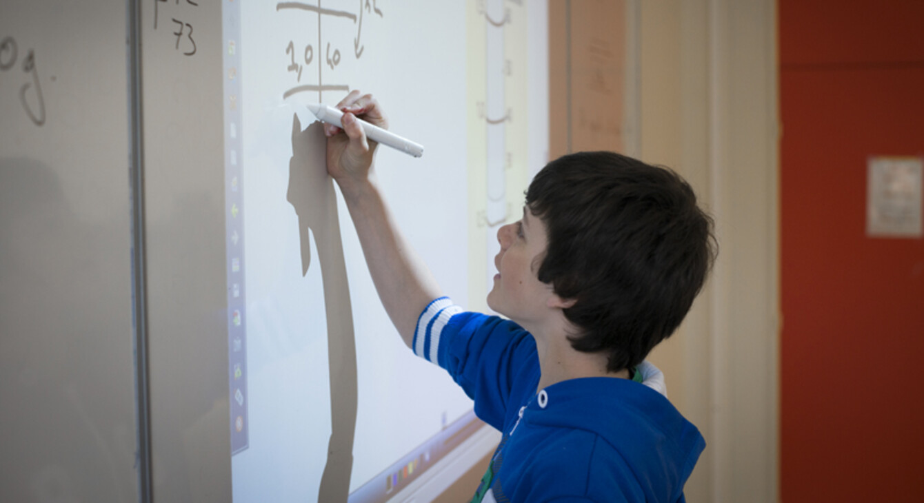 Elève au tableau faisant un exercice de maths