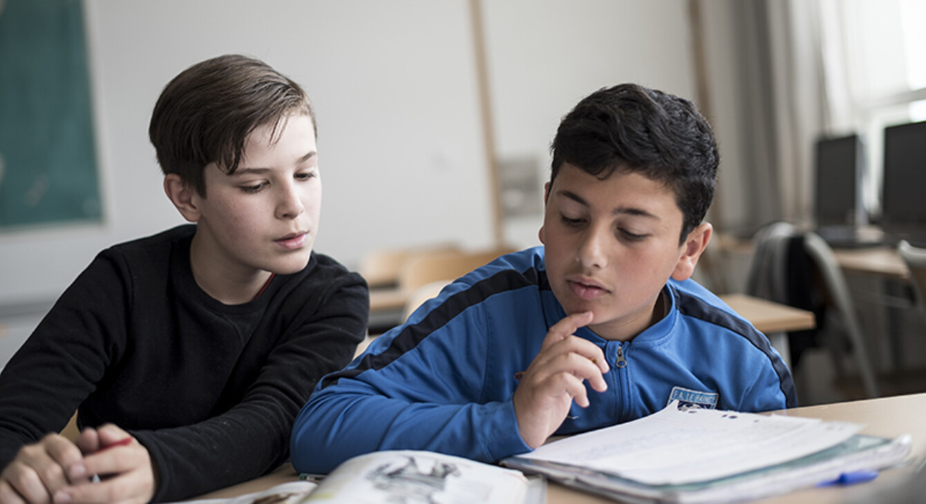 Collégiens travaillant en classe