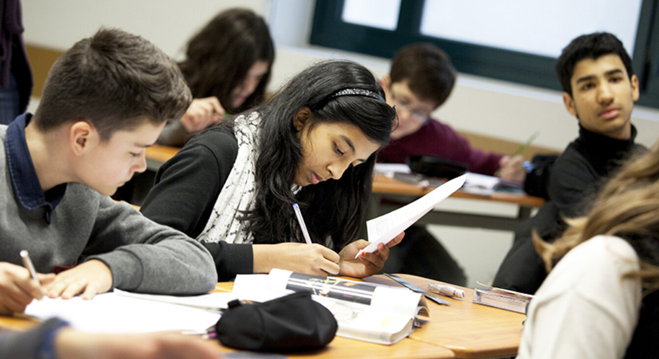 Collégiens travaillant en classe