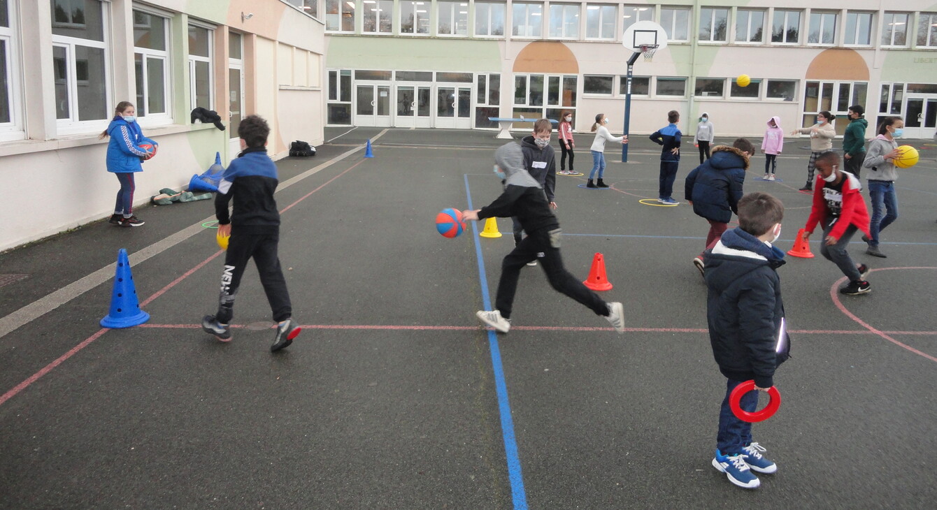 Des élèves jouent dans une cours d'école