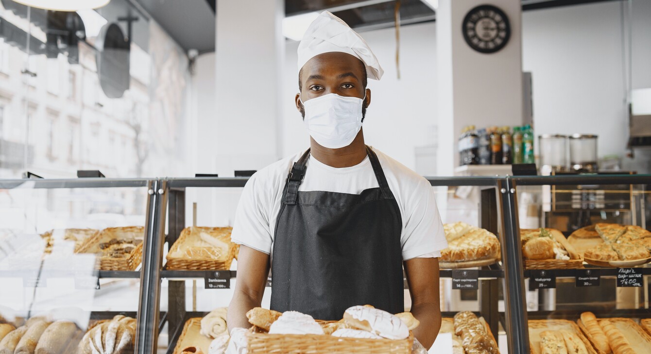 Apprenti devant un stand de boulangerie