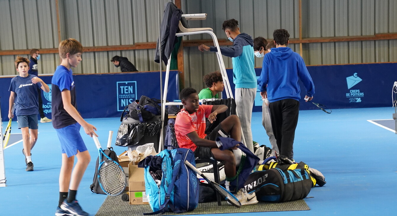 joueurs dee tennis à l'entrainement 