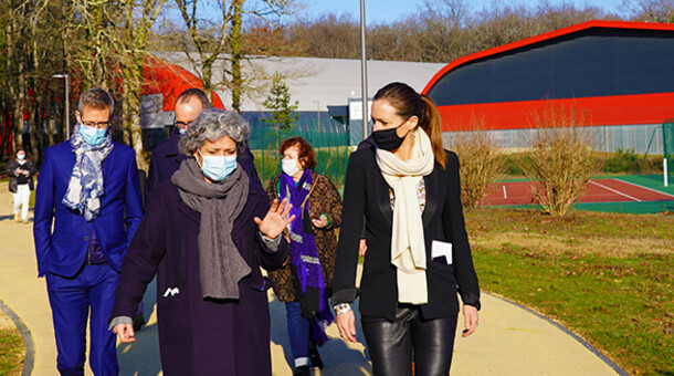 Des adultes marchent dans le parc du CREPS Poitiers