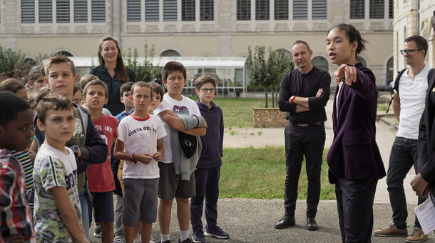 Enfants qui visitent