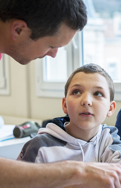 Elève échangeant avec son professeur