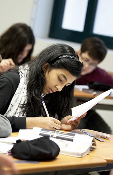 Collégiens travaillant en classe