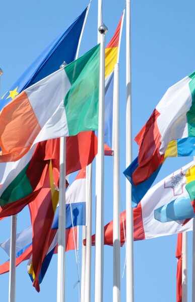 Drapeaux européens et ouverture sur le monde