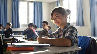 Elève travaillant en classe