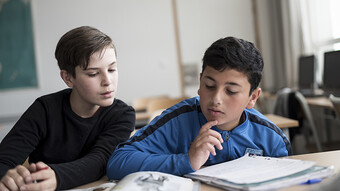 Collégiens travaillant en classe