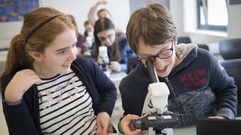 Élèves regardant au microscope