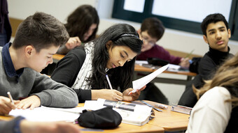 Collégiens travaillant en classe