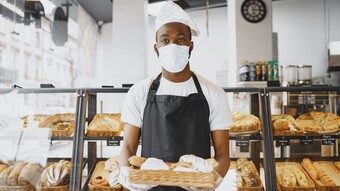 Apprenti devant un stand de boulangerie