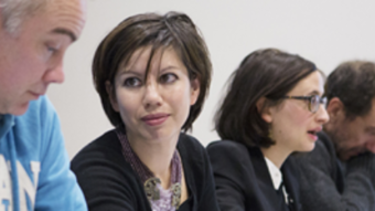 homme et femmes en formations qui discutent