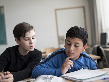 Collégiens travaillant en classe