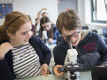 Élèves regardant au microscope