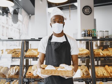 Apprenti devant un stand de boulangerie