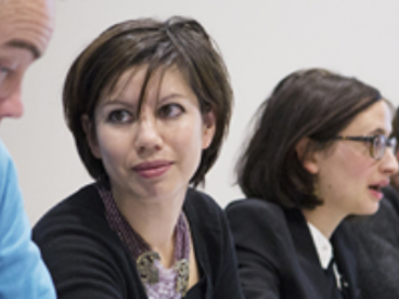 homme et femmes en formations qui discutent
